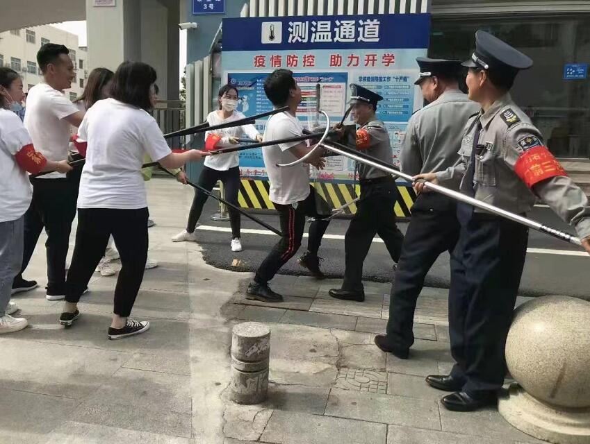 公安分局內(nèi)保大隊、獵鷹保安公司聯(lián)合開展校園反恐防暴演練活動